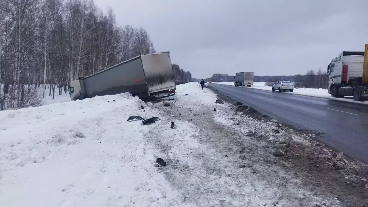 Один человек погиб, двое пострадали в ДТП с легковушкой и фурами под Тюменью