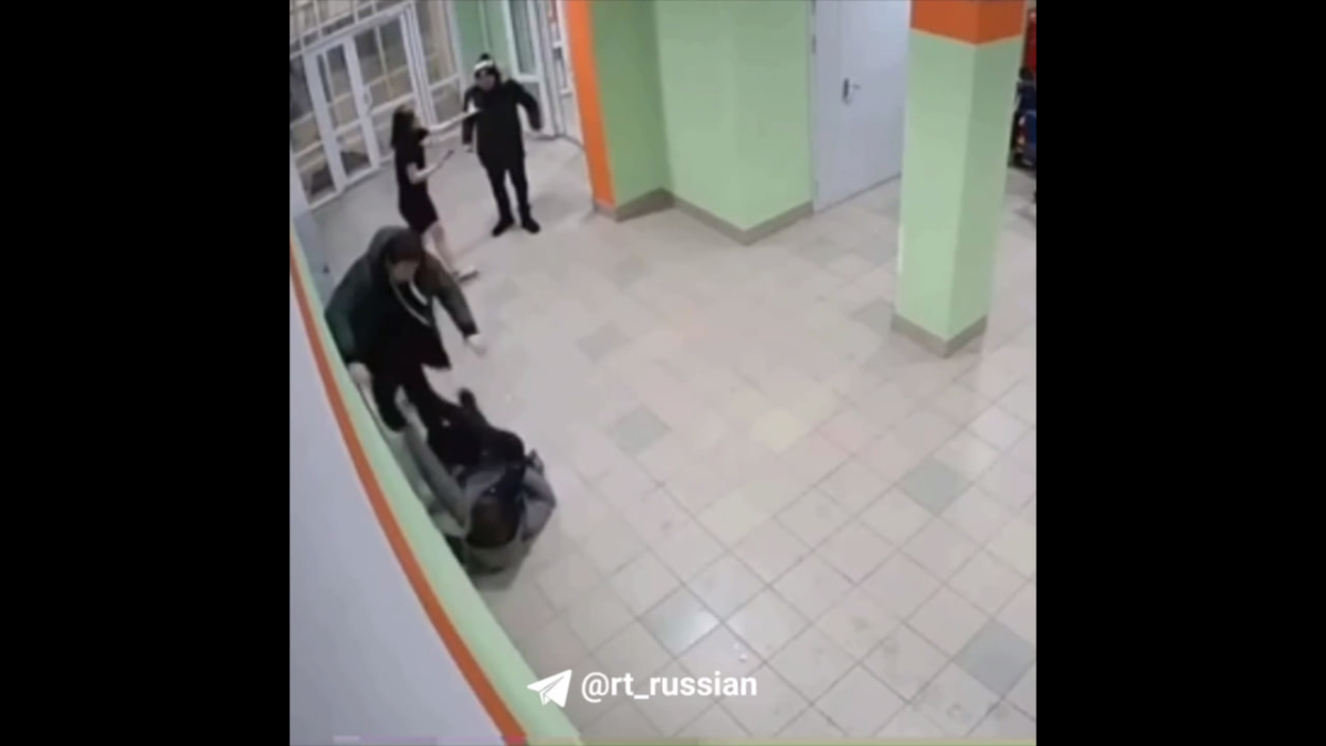 В Тюмени задержали мужчину, избившего подростков. Подробности RT