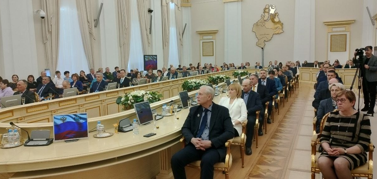 Александр Моор вручает государственные и ведомственные награды жителям Тюменской области