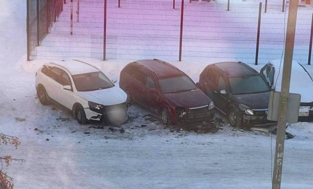 Бесправник разбил три автомобиля при попытке скрыться от полиции Пресс-служба ГИБДД Тюменской области