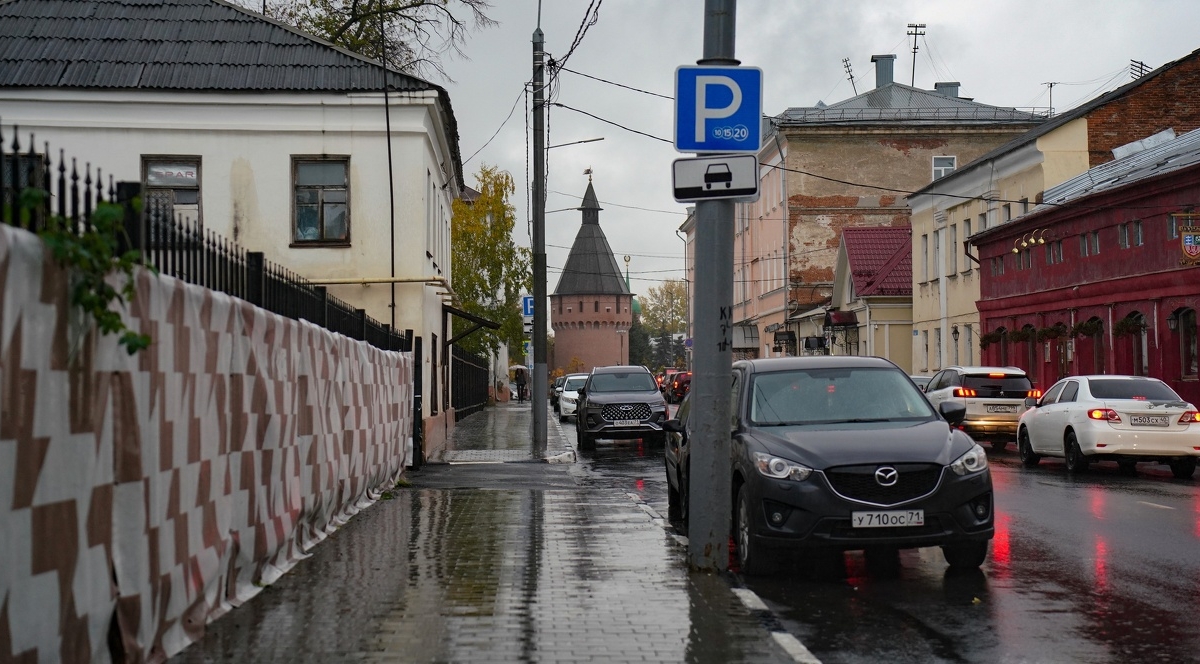 На подземной парковке трахнулась с тремя