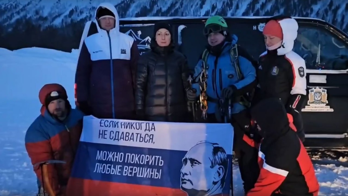 В ХМАО участники СВО поднялись на священную гору манси с портретом Путина NEFT