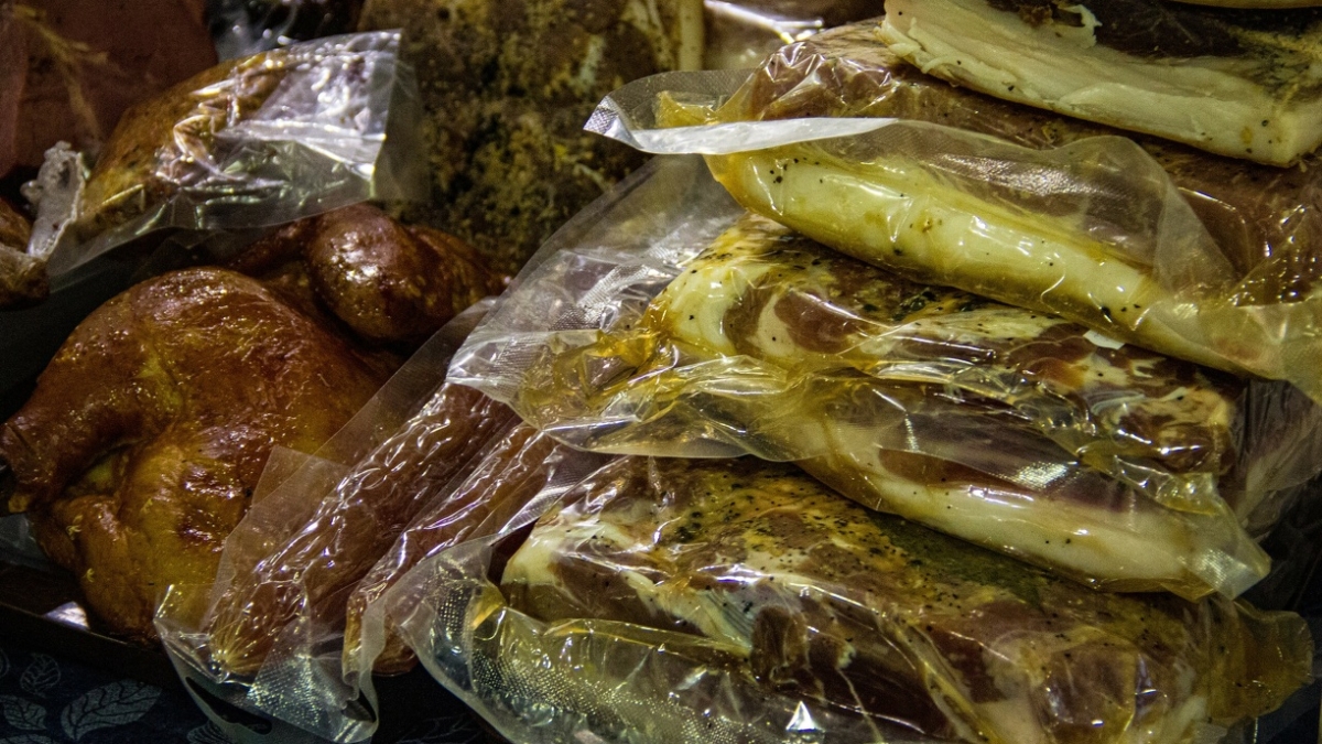В Тюменскую область хотели ввезти порядка 100 кг животноводческой продукции без документов ИА SM-News