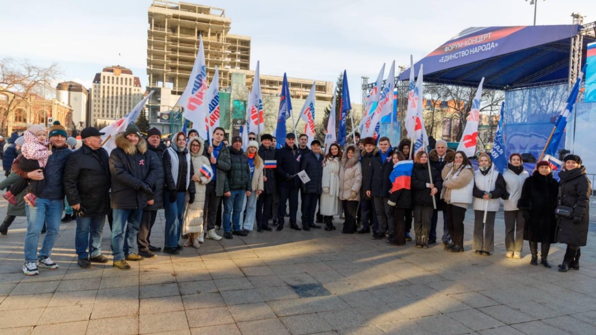 В центре Тюмени скопилось огромное количество людей