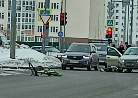 В Тюмени на перекрестке автомобиль сбил велосипедистку «ДТП Тюмень: ЧП, ЧС и другие инциденты на дорогах» в социальной сети «ВКонтакте»; автор неизвестен