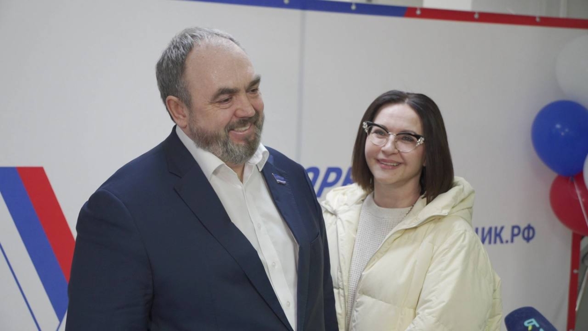 Секретарь регионального отделения партии «Единая Россия» Алексей Ситников вместе с супругой отдал свой голос за кандидата в Президенты РФ на одном из избирательных участков Салехарда Пресс-служба Ямало-Ненецкого отделения партии