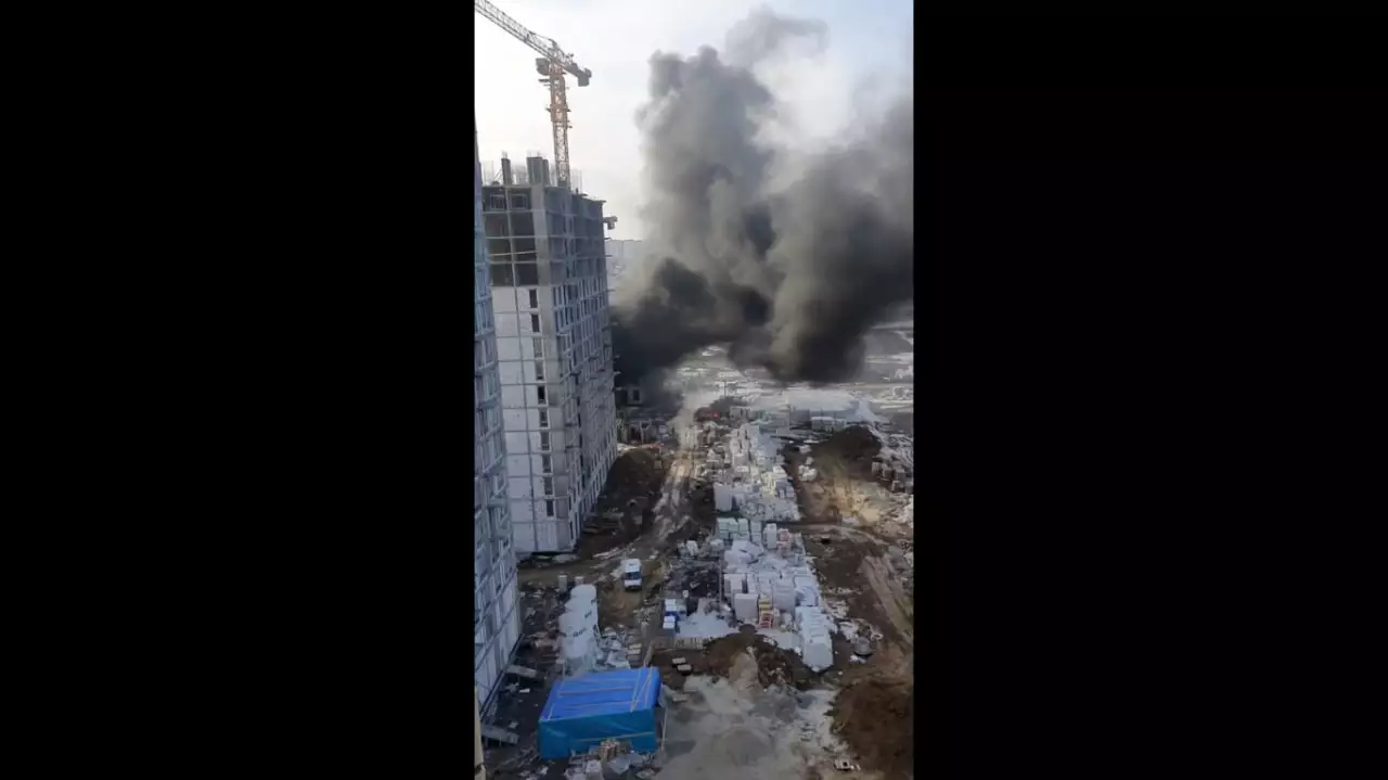 В Тюмени разгорелся крупный пожар на стройке в районе Мыса