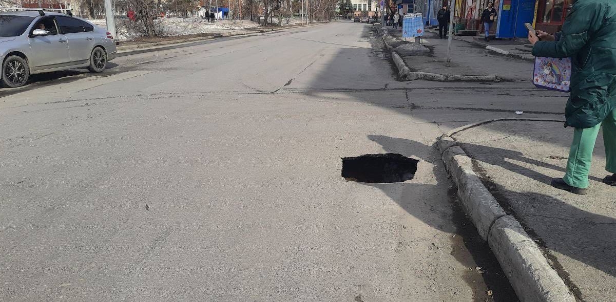 В центре Тюмени обрушился асфальт, образовав огромную дыру ГИБДД ТО