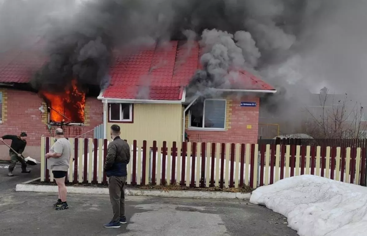 В деревне Ушаково Тюменской области горит частный дом