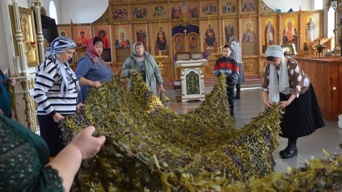 Прихожане Храма Святой Троицы помогают участникам СВО, плетя маскировочные сети Информационный центр правительства Тюменской области