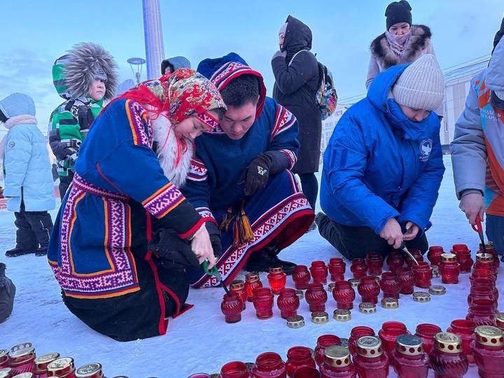 Салехардцы выложили цветок крокус из свечей в память о жертвах теракта