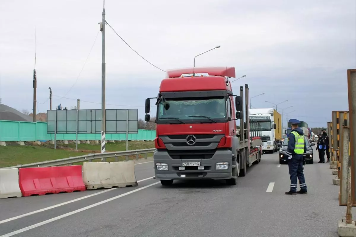 На трассе Тюмень - Омск запретили передвижение грузовиков