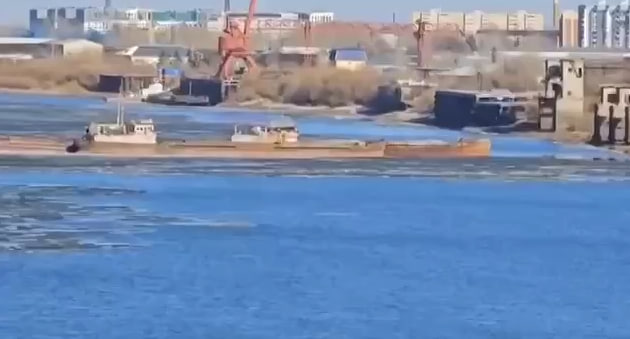 Две баржи перегородили русло реки Тура в Тюмени