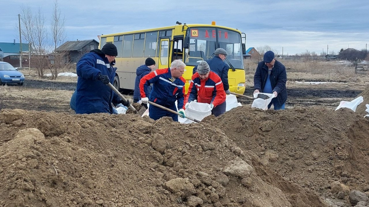 В Ялуторовске и Викуловском районе взрослые и дети укрепляют дамбы