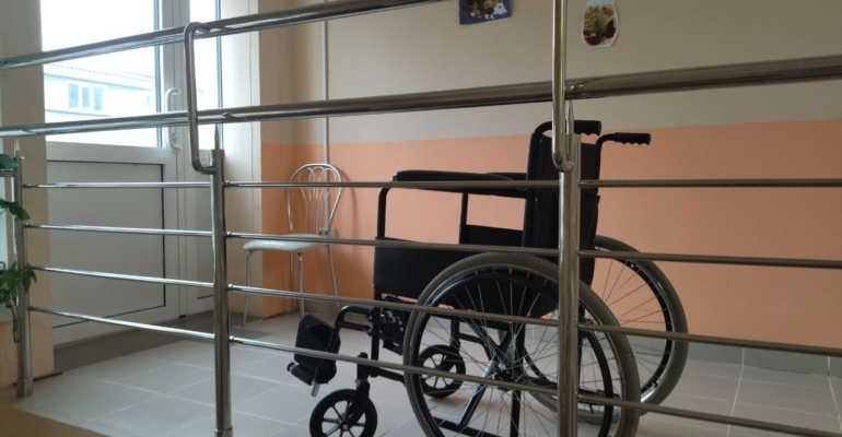 Девушка с инвалидностью из ХМАО отдала свою коляску бойцу без ног из Луганска