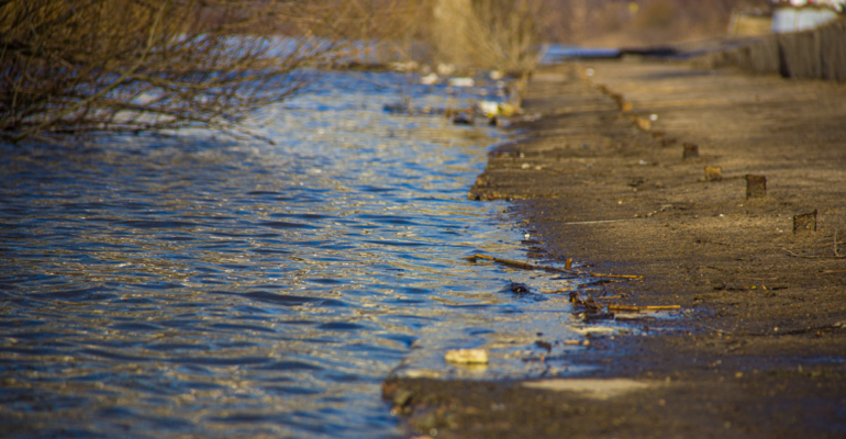 Уровень воды в реке Ишим практически достиг километра