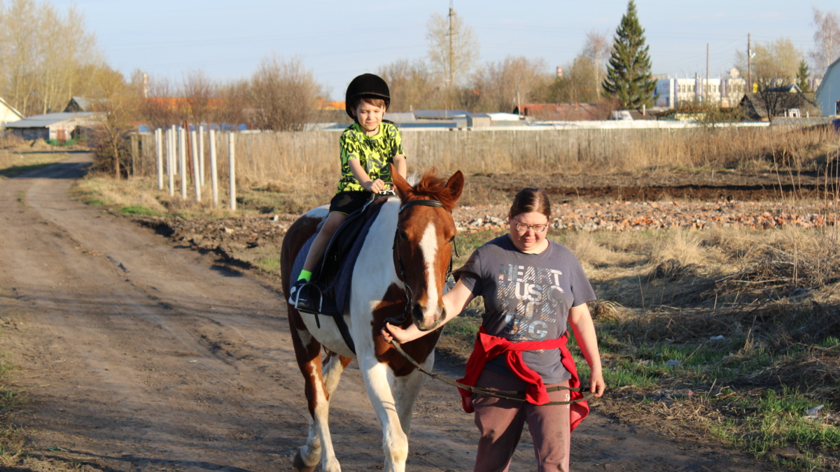 Тренер верховой езды Шум рассказала о пользе прогулок на лошадях для детей-инвалидов