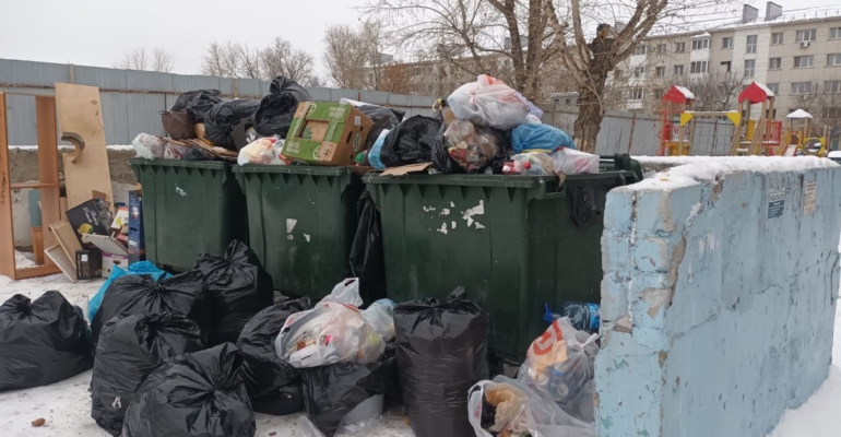По реке Ишим несет мусор со свалки