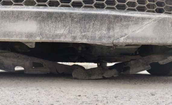 В Тюмени лист крыши с надземного пешеходного перехода повредил машину