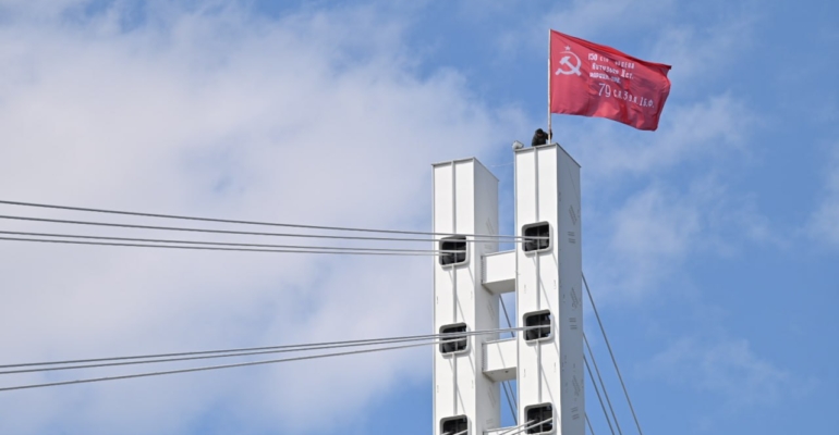 Знамя Победы водрузили на мост Влюбленных в Тюмени