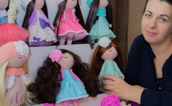 Эксперт рассказала тюменцам, какую ткань лучше использовать для пошива текстильных кукол