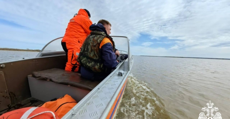 Спасатели ХМАО на лодках возят продукты пострадавшим от паводка тюменцам