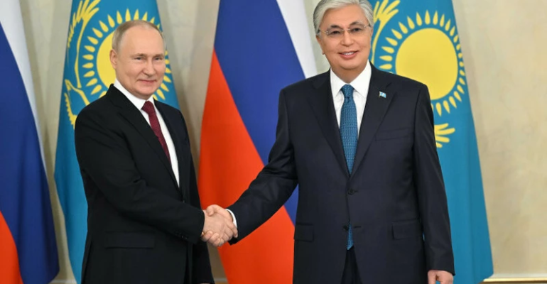 Владимир Путин поздравил президента Казахстана с наступающим Днём Победы