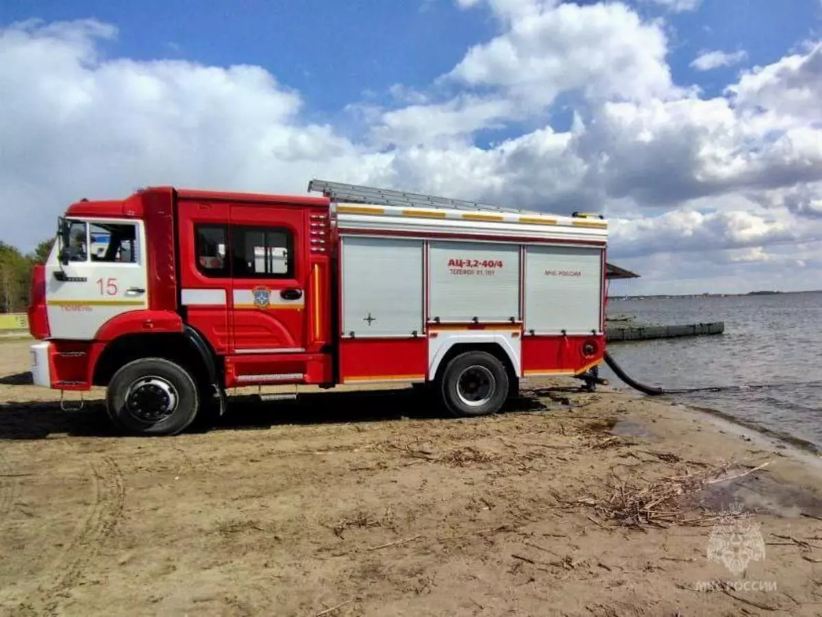 В Тюмени горят гаражи на улице Авторемонтной