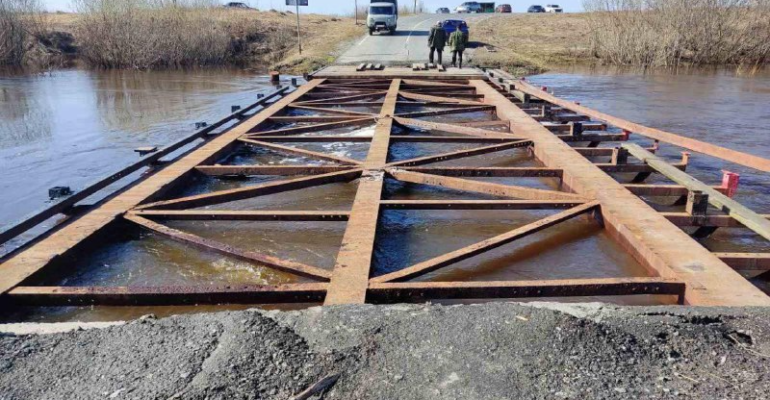 Началось восстановление проезжей части моста через реку Вагай