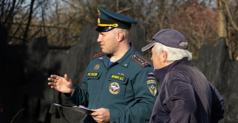 Сотрудники МЧС России следят за соблюдением требований пожарной безопасности