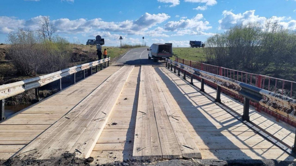 Оперативно восстановлено движение по мосту через реку Вагай