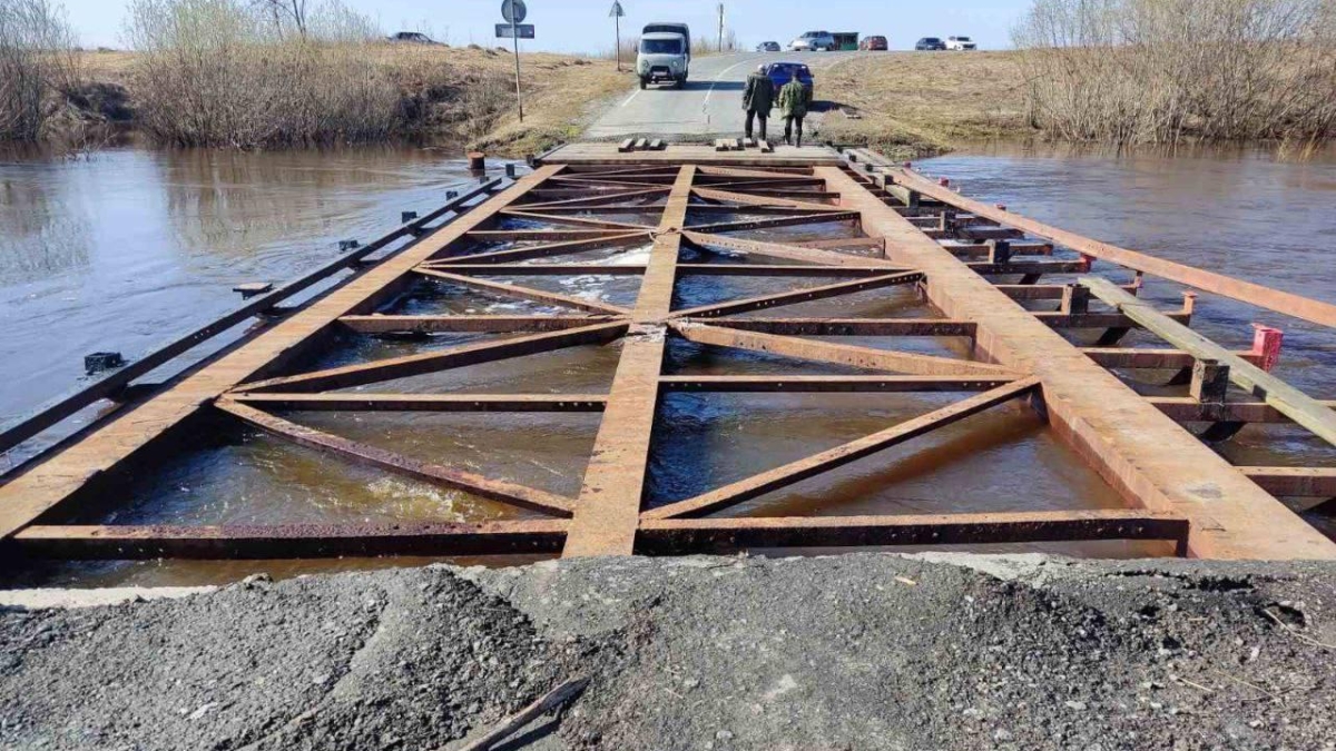 Оперативно восстановлено движение по мосту через реку Вагай