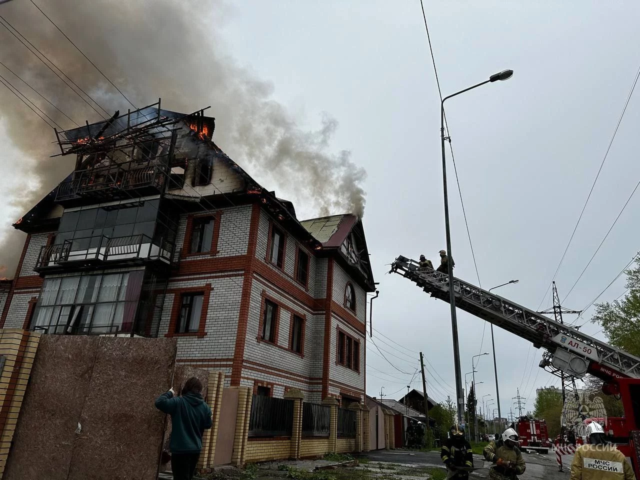 В Тюмени на Курганском проезде горит жилой дом