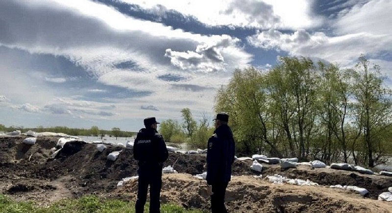 Полиция помогает людям в зонах подтопления