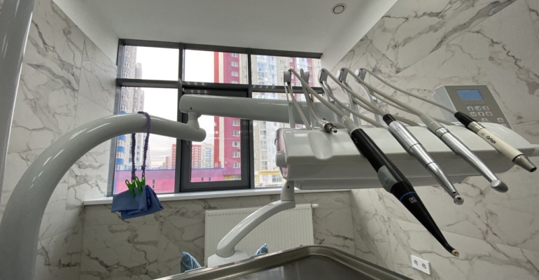 Об уходе за молочными зубами тюменцам рассказал стоматолог Максим Обушенков
