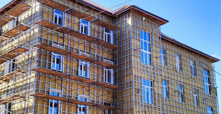 Тюменские строители завершают ремонт роддома в Краснодоне