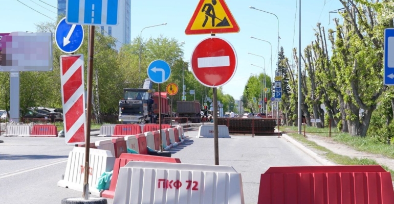 Невнимательные водители создают аварийные ситуации на Одесской улице в Тюмени