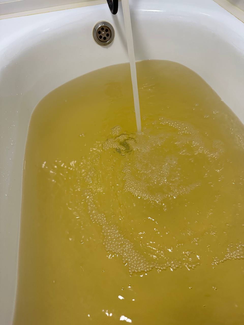 В тюменском ЖК вместо воды из крана течет грязная жижа