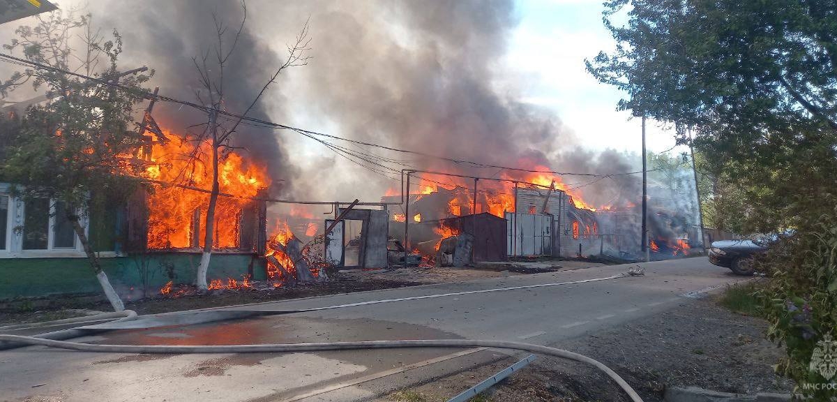В Тюмени полыхает пожар в деревне Дударева