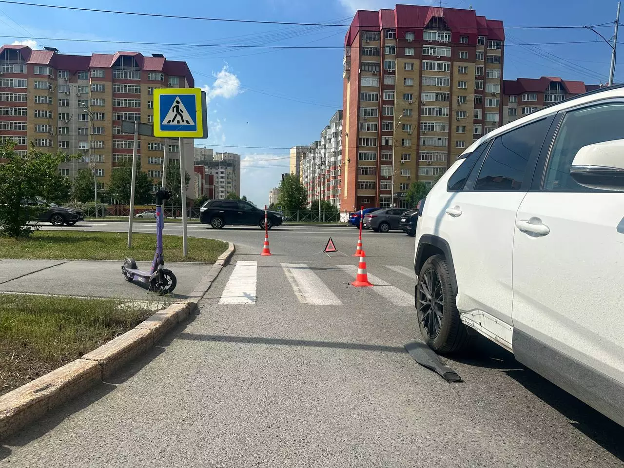 Двух несовершеннолетних самокатчиц сбили в Тюмени