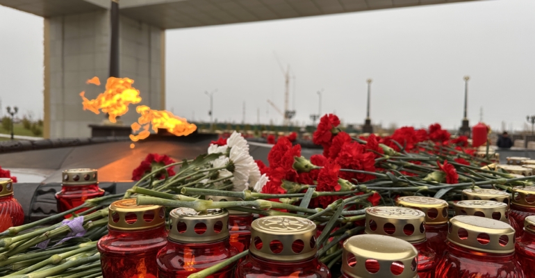 На Ямале депутаты возложили цветы к Вечному огню