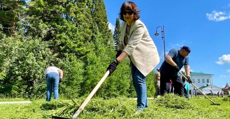 Мэр Тобольска заставил сотрудников мэрии косить траву после многочисленных жалоб