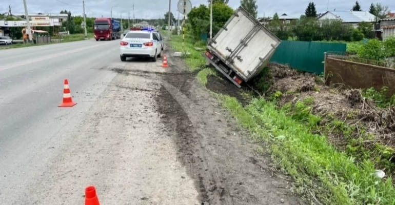На трассе Екатеринбург — Тюмень грузовик съехал с дороги