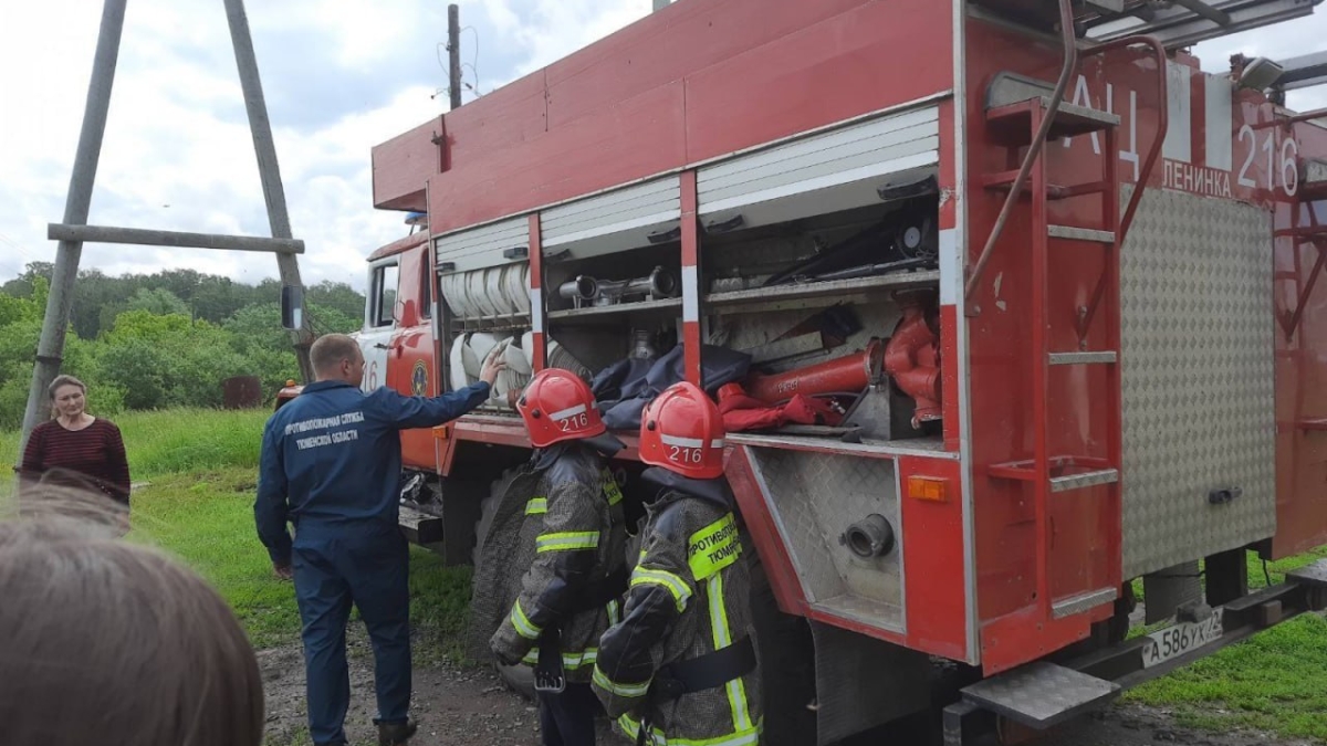 Воспитанники школьного лагеря встретились с тюменскими специалистами МЧС