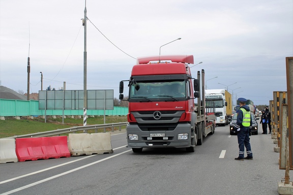 Из-за жары в Тюменской области ограничили движение грузовиков на трассе