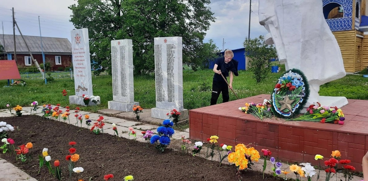 Тюменские активисты «Движения первых» приводят в порядок памятные места