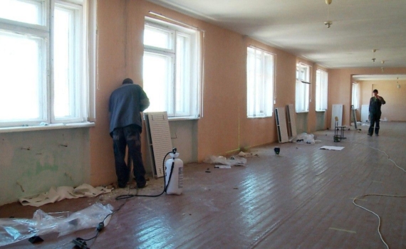 Тюменские строители проводят капремонт в Краснодонской школе