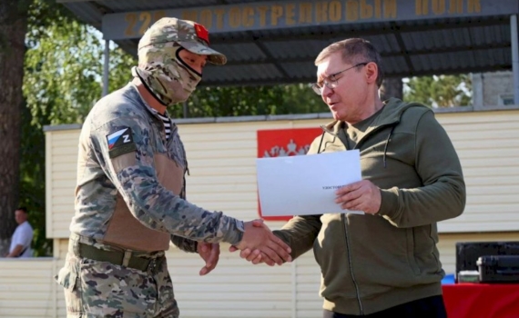 Владимир Якушев вручил сертификаты прохождения курсов обучения операторов БПЛА