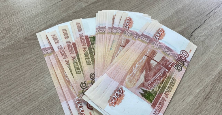 Девушка, проходившая стажировку на должность продавца, украла 5 тысяч рублей из кассы магазина в городе Севастополь
