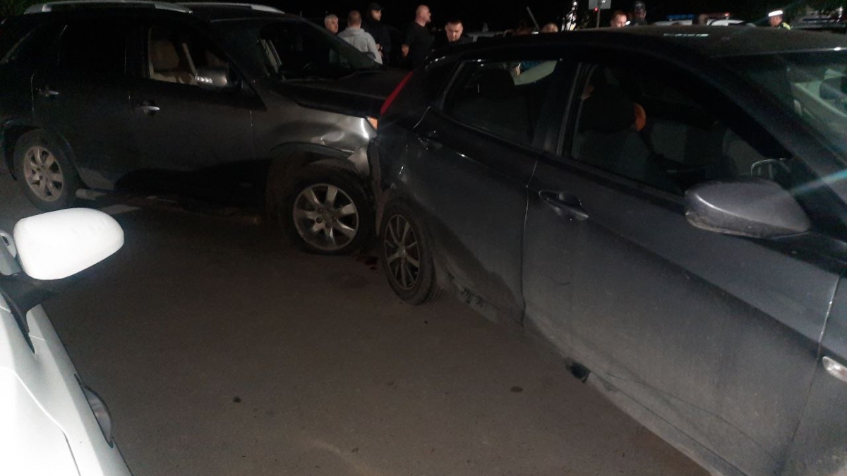 Перемотали скотчем пьяного водителя в Тюмени, который протаранил ряд автомобилей ГИБДД Тюменской области